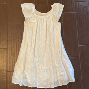 White summer dress yo wear on shoulders or wear off the shoulders